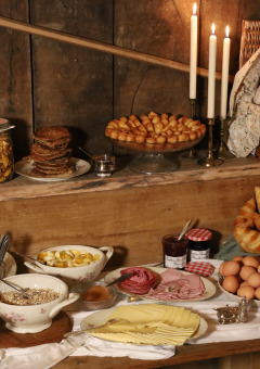 Buffet de desayuno francés rústico con pan, quesos, huevos y croissants en Domaine Bonneblond, Auvernia.