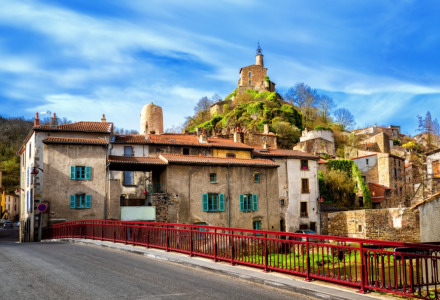 Imagen de un pintoresco pueblo con casas antiguas y una colina en Saint-Désiré, Auvernia-Ródano-Alpes, Francia.