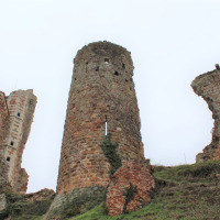 Ruinas de un antiguo castillo cerca de Saint-Désiré, Auvergne-Rhône-Alpes, Francia, bajo un cielo nublado.