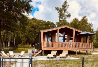 Moderne træhytte Lakehouse Scandi ved Wilsumer Berge i Tyskland med liggestole og terrasse i naturen.