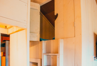 Interior de una tienda safari con paredes y gabinetes de madera en De Boshoek, Países Bajos.