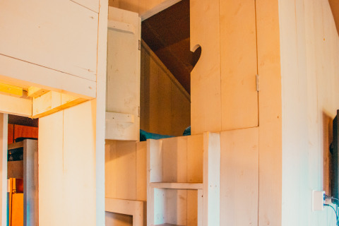 Interior de una tienda safari con paredes y gabinetes de madera en De Boshoek, Países Bajos.