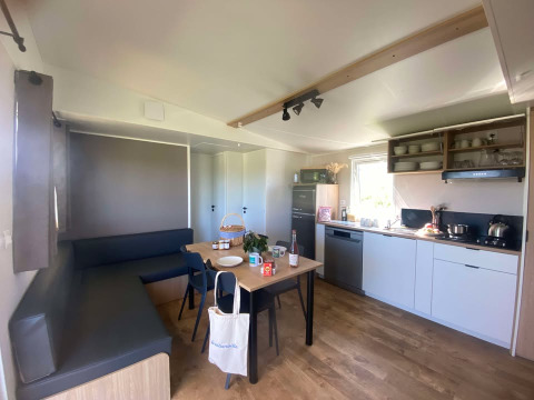 Moderne keuken en eetplaats in Prestige Cottage bij Domaine Seasonova Saâne et Mer, Frankrijk.