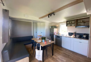 Moderne keuken en eetplaats in Prestige Cottage bij Domaine Seasonova Saâne et Mer, Frankrijk.