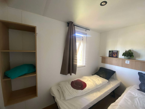 Slaapkamer in Prestige Cottage van Domaine Seasonova Saâne et Mer in Frankrijk met twee enkele bedden.