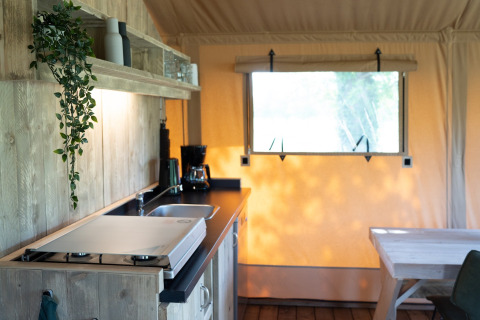 Modernes Safarizeltküchen-Interieur bei Glampingtent Lina im Glamping Franse Peer, Niederlande.