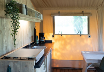 Interior de cocina moderna en tienda safari Glampingtent Lina, Glamping Franse Peer, Países Bajos.