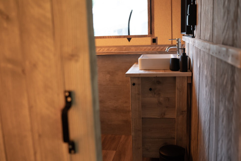 Houten interieur en moderne lavabo in de badkamer van Glampingtent Lina bij Glamping Franse Peer, Nederland.