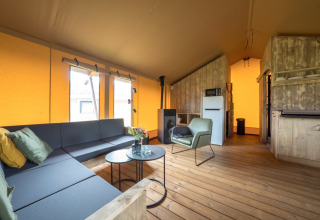 Interieur van Glampingtent Lina met moderne inrichting bij Glamping Franse Peer in Nederland, overdag.
