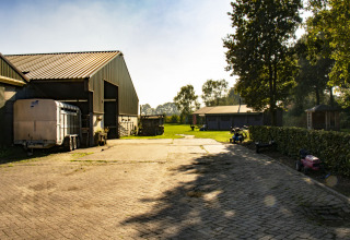 Solrig gårdsplads ved Feather Down De Brabantse Hei feriepark i Noord-Brabant, Holland.