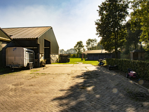 Solrig gårdsplads ved Feather Down De Brabantse Hei feriepark i Noord-Brabant, Holland.