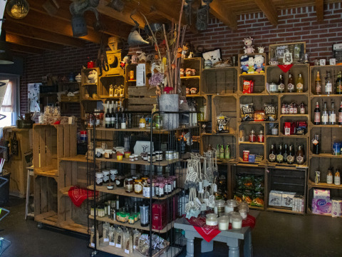Tienda rural en Feather Down De Brabantse Hei, Brabante Septentrional, Países Bajos, con productos locales.