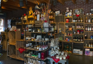 Landbutik på Feather Down De Brabantse Hei i Nordbrabant, Holland, med lokale varer og souvenirs.