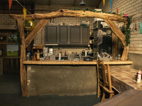 Cocina rústica con vigas de madera y comedor en parque vacacional en Brabante Septentrional, Países Bajos.