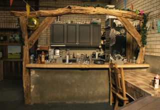 Cucina rustica e sala da pranzo con travi in legno in un parco vacanze nel Brabante Settentrionale, Paesi Bassi.