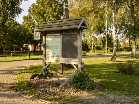 Bacheca esterna con tetto in legno al parco vacanze Feather Down De Brabantse Hei, Brabante Settentrionale, Paesi Bassi.