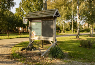 Buiten prikbord met houten dak bij Feather Down De Brabantse Hei vakantiepark, Noord-Brabant, Nederland.