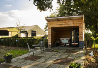 Boutique à la ferme extérieure avec coin salon à Feather Down De Brabantse Hei en Brabant-Septentrional, Pays-Bas.