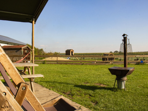 Vista desde la terraza en Feather Down De Brabantse Hei, parque vacacional en Brabante Septentrional, Países Bajos.