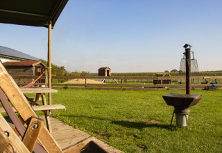Vista dal patio al Feather Down De Brabantse Hei, villaggio vacanze in Brabante Settentrionale, Paesi Bassi.