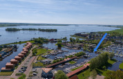 Vista aerea del parco vacanze Marina Heeg a Friesland, Olanda, con porto turistico e acqua intorno.