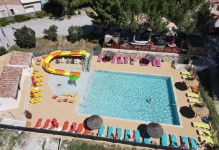 Luchtfoto van zwembad, ligzetels en waterglijbaan bij Flower Camping La Rivière in Provence-Alpes-Côte d’Azur.
