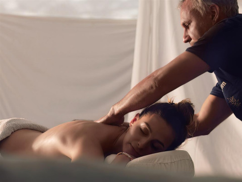 Donna si gode un massaggio rilassante al Flower Camping La Rivière, parco vacanze in Provenza-Alpi-Costa Azzurra.