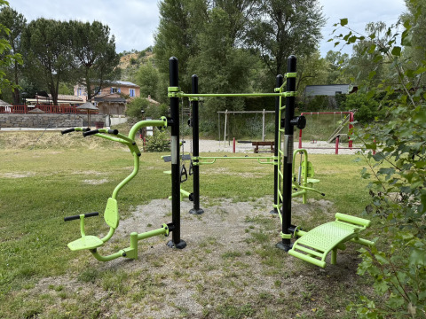 Equipo de gimnasio al aire libre en césped en el parque de vacaciones Flower Camping La Rivière, Provenza-Alpes-Costa Azul.