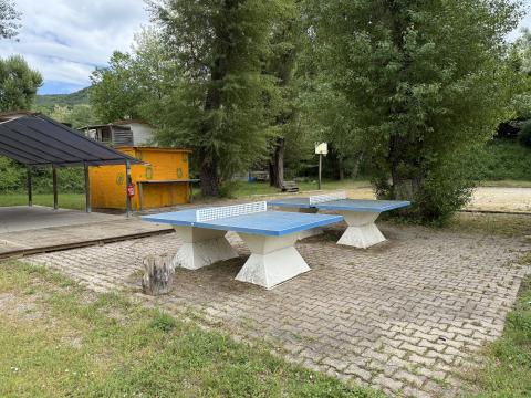 Mesas de ping-pong al aire libre y zona verde en Flower Camping La Rivière, Provence-Alpes-Côte d’Azur, Francia.