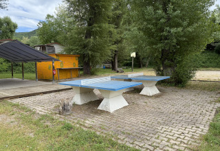 Udendørs bordtennisborde og grønt område på Flower Camping La Rivière i Provence-Alpes-Côte d’Azur, Frankrig.