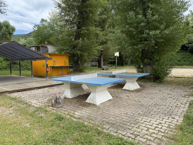 Außentischtennisplatten und Grünfläche bei Flower Camping La Rivière in Provence-Alpes-Côte d’Azur, Frankreich.