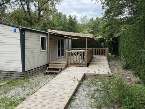 Houten chalet met ramp en overdekte veranda op Flower Camping La Rivière, Provence-Alpes-Côte d’Azur.