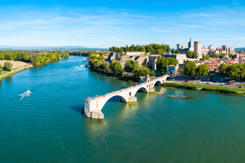 Blick auf die Rhône und die Pont d’Avignon nahe Flower Camping La Rivière in Provence-Alpes-Côte d’Azur, Frankreich.