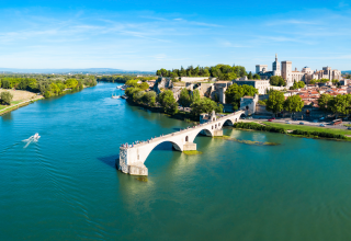 Vista del río Ródano y el histórico Puente de Aviñón cerca de Flower Camping La Rivière en Provenza, Francia.