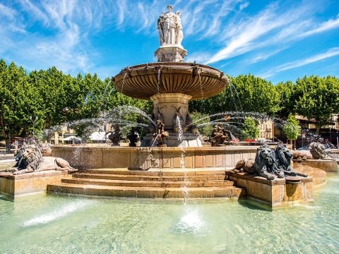 Superbe fontaine ornée de lions et statues à Flower Camping La Rivière, Provence, France.
