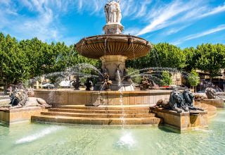 Prächtiger Brunnen mit Löwenskulpturen und Figuren im Flower Camping La Rivière, Provence, Frankreich.