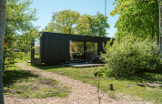 Casa moderna negra en la naturaleza de Ark Shelter, parque vacacional De Klepperstee, Países Bajos.