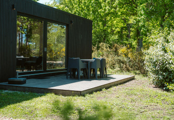 Ark Shelter natuurhuisje met terras en buitenmeubilair in het groen bij De Klepperstee, Nederland.