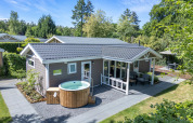 Wellness-hytte med privat spabad og sauna ved De Thijmse Berg i Holland, omgivet af grøn natur.