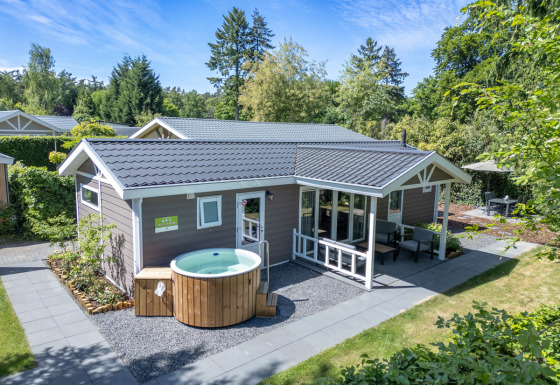 Cabaña wellness con jacuzzi y sauna privados en De Thijmse Berg, Países Bajos, rodeada de naturaleza.