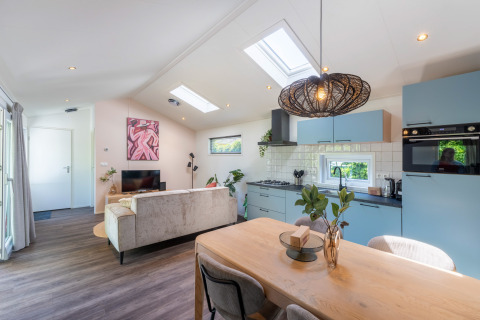 Intérieur lumineux et moderne de cottage avec puits de lumière et cuisine ouverte à De Thijmse Berg, Pays-Bas.