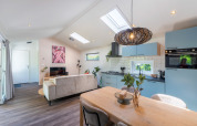 Licht, modern cottage-interieur met dakramen, open keuken en stijlvolle inrichting op De Thijmse Berg, Nederland.