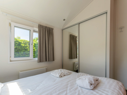 Camera da letto al Wellness Cottage con vasca idromassaggio privata e sauna a De Thijmse Berg, Paesi Bassi.