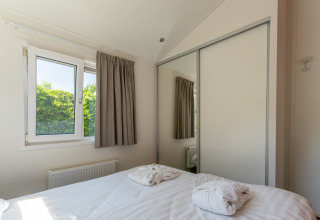 Dormitorio en Wellness Cottage con jacuzzi privado y sauna en De Thijmse Berg, Países Bajos.