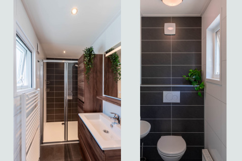 Salle de bain moderne au Wellness Cottage à De Thijmse Berg, Pays-Bas, avec douche et toilettes design.