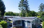 Heuvelrug Cottage met hottub bij De Thijmse Berg in Nederland, omgeven door bomen en natuur.