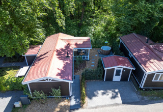 Vista aérea de Wellness Lodge en De Thijmse Berg, Países Bajos, rodeada de árboles y jacuzzi exterior.
