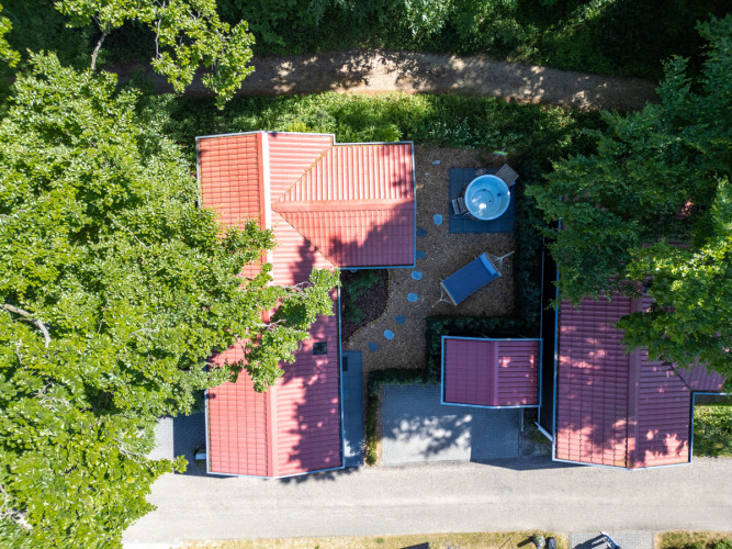 Luftaufnahme der Wellness Lodge bei De Thijmse Berg in den Niederlanden mit roten Dächern und Garten.