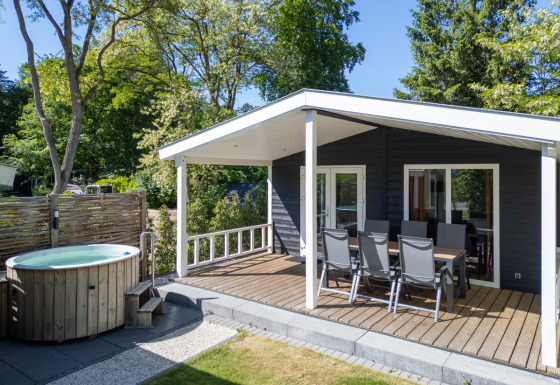 Family Lodge con patio coperto e vasca idromassaggio privata immersa nel verde a De Thijmse Berg, Paesi Bassi.