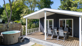 Family Lodge con patio coperto e vasca idromassaggio privata immersa nel verde a De Thijmse Berg, Paesi Bassi.